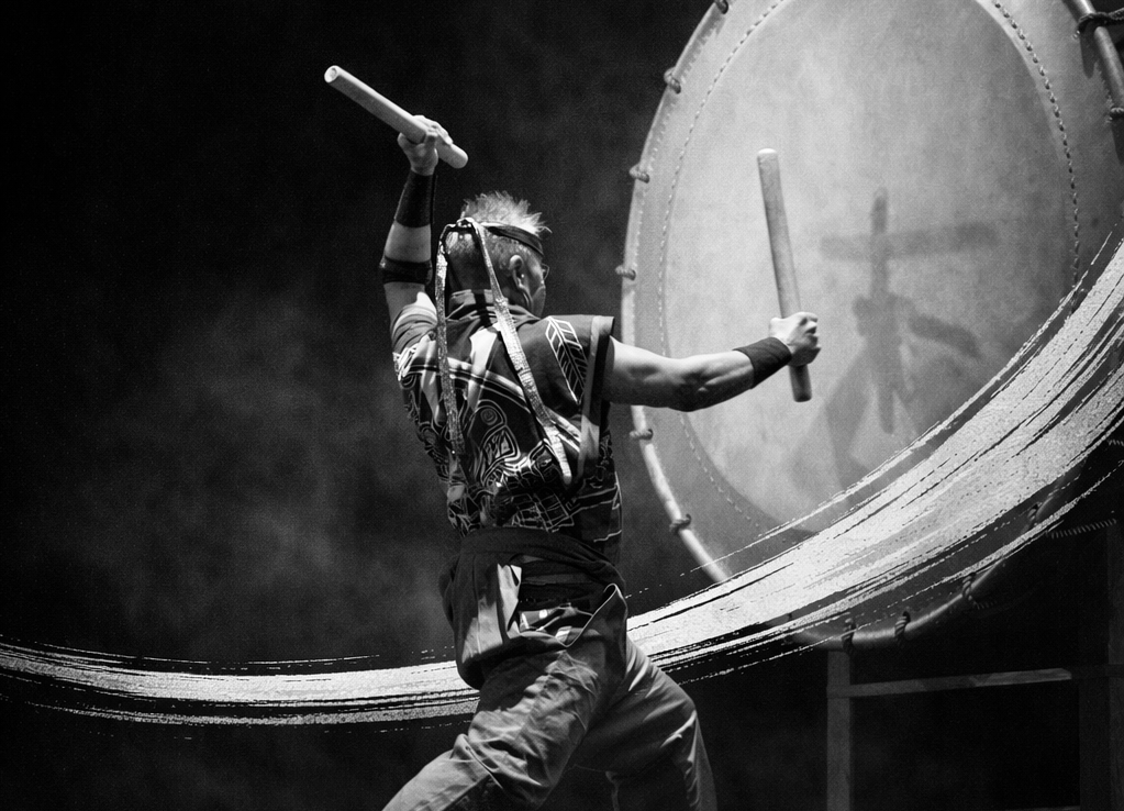 Kenny Goldbrush performing